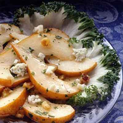 Sliced Pears with Walnuts & Cheese
